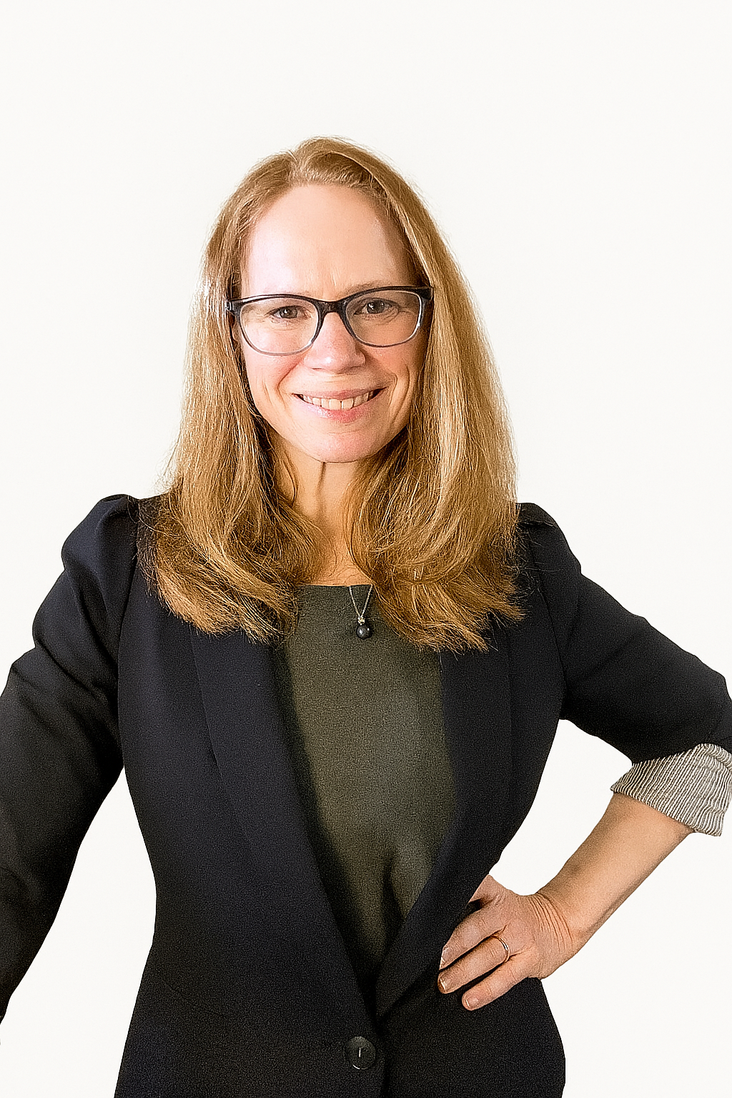 Profile photo of Elizabeth Xyr with a neutral background